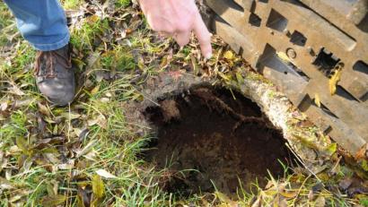 Bild: Joachim Gebhardt
Über einen Meter tief dehnte sich das Loch unter dem Weg aus – Spaziergänger Lothar Luh entdeckte es rechtzeitig.