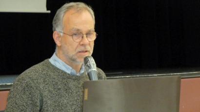 Bild: Wilhelm Amann
Architekt Ulrich Wieler ist überzeugt: Die Amtslösung für Fußgänger und Radfahrer muss mit gestalterischen Ideen verbessert werden.