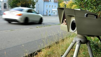 Symbolbild: Stephan Huber
Die Autofahrer, die laut der Geschwindigkeitsmessung der Verkehrspolizeiinspektion Weiden im Oktober am schnellsten unterwegs waren, kommen aus dem Landkreis Neustadt.