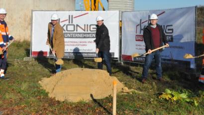 Bild: ak
Spatenstich Kläranlage Speichersdorf Beim Spatenstich v.l. Klärwärter Klaus Pühl, Bauamtsleiter Thomas Schneider, 1. Bgm. Christian Porsch, Geschäftsführer Volker Ziegler, stellvertr. Klärwärter Christian Veigl