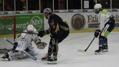 Bild: gb
Die Blue Devils Weiden um Goalie Philipp Lehr (links) und Magnus Enk (rechts) empfangen am Freitagabend die Starbulls aus Rosenheim.