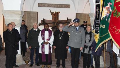 Archivbild: ral
Eine Miteinander von Kirche und Reservistenkameradschaften wird es auch dieses Jahr zum Volkstrauertag geben müssen: Nur während Gottesdiensten sind Feierlichkeiten erlaubt. Allerdings dann wohl mit deutlich mehr Abstand als auf diesem Bild vom Volkstrauertag 2018 in Nabburg.