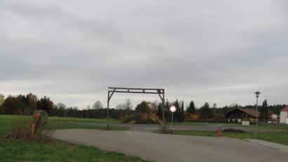 Bild: sei
Auf einem Teil des neuen Festplatzes hätte eine sozialtherapeutische Einrichtung entstehen sollen. Massiver Widerstand der Anwohner und anliegender Firmen regte sich. Nun zeichnet sich eine Lösung ab: Die Einrichtung wird nun eventuell in Schönsee gebaut. Der Markt Mantel will eine eigene Bauleitplanung für das Gelände ohne Projektbindung erstellen.