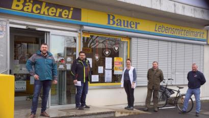 Bild: bkr
Als eine der ersten Bürgerinitiativen im Landkreis gründete die IWG einen Bürgerservice, auf den in den kommenden Wochen hoffentlich nicht viel Arbeit zukommt. Im Bild (von links) Adrian Scheitler, Bürgermeister Thomas Kaufmann, Birgit Bayer, Ludwig Melzner und Florian Hößl.
