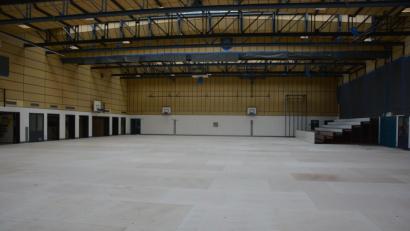 Bild: jr
So sieht es aktuell in der Mitterteicher Mehrzweckhalle aus. Zur Erneuerung des Hallenbodens wurden mehrere Schichten eingebaut, darauf kommt noch der eigentliche Sportbelag. Bis Ende November sollen die Arbeiten abgeschlossen sein.