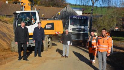 Bild: jr
Die Straße von Pechtnersreuth zur Staatsstraße 2178 wird ausgebaut. Über den Baufortschritt erkundigten sich (von links) Dritter Bürgermeister Markus Scharnagl, Stadtbaumeister Hubert Siller, Projektleiter Ferdinand Leidner (Seuss Ingenieure) sowie Polier Christopher Haberl und Bauleiter Martin Lunzer (beide Strabag).