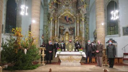 Bild: jzk
Stadtpfarrer Thomas Kraus zelebrierte die Hubertusmesse,, die von den Kaibitzer Schloßbläsern (im Hintergrund) musikalisch gestaltet wurde.