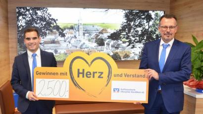 Bild: ü
Insgesamt sechs Vereine und Institutionen aus der Verwaltungsgemeinschaft Kirchenthumbach bedachten Joachim Geyer (rechts), der Vorstandssprecher der Raiffeisenbank Oberpfalz Nordwest eG, und Phillip Kroher, der Leiter der Geschäftsstelle Kirchenthumbach, mit einer Spende aus dem Gewinnsparen.
