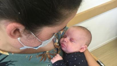 Bild: roa
Eine Frau hält ihr schlafendes Baby im Arm. Das Projekt Harl.e.kin in Amberg hilft Familien mit Kindern, insbesondere Frühgeborenen, in allen Lebenslagen.