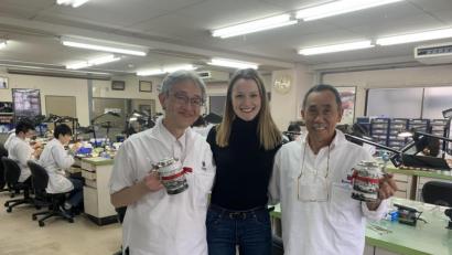 Bild: Reil /exb
Constanze Reil (Mitte) überraschte am Ende ihre „Lehrherren“ mit einem originellen Gastgeschenk. Als Dankeschön überreichte sie auch an Kataoka Sensei (rechts) einen Porzellankrug. Darauf abgebildet ist ein Motiv der Stadt Nabburg, versehen mit Zinndeckel und Personalisierung von der Zinngießerei Schreiner.