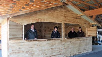 Bild: stg
So sieht eine der beiden Hütten aus, die Markus Busch (rechts) im Auftrag der Stadt für den „Kemnather Wintergarten“ gebaut hat. Bürgermeister Roman Schäffler (links) und Stadtmarketing-Mitarbeiterin Romina Passon-Pühl teilen mit, dass die Premiere wegen Corona ins Jahr 2021 verschoben wird.