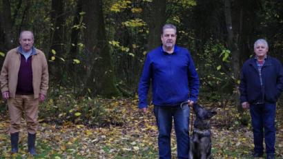 Bild: ksi
Franz Gulz (rechts), Vorsitzender der OG Schwarzenfeld, und Leistungsrichter Bernhard Babl (links) beglückwünschten Ulrich Helgert zu seinem Ergebnis.