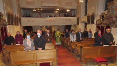 Bild: adj
Mit dem gebührenden Abstand feierten die Jubelpaare mit Pfarrer Tharmakkan Pennoraj(Mitte) ihre Ehejubiläum in der Pfarrkirche St. Pankratius.