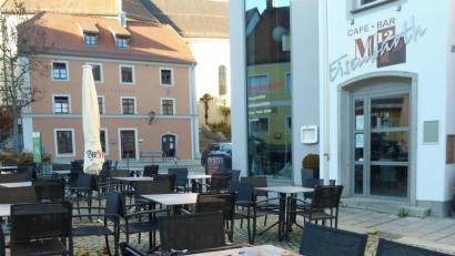 Bild: Portner
Hinsetzen verboten: So wie bei allen anderen Gastronomiebetrieben in Deutschland ist auch beim MP 12 am Oberviechtacher Marktplatz die Bestuhlung im Außenbereich abgebaut beziehungsweise mit Drahtseilen zusammengebunden. Drinnen im Lokal stehen die Stühle auf den Tischen. Erlaubt ist nur der Verkauf von Speisen zum Mitnehmen.