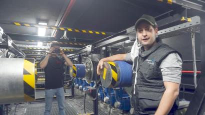 Bild: Kulturamt/exb
Techniker Harold Zuniga Nunez (rechts) erklärt für die Video-Theaterführung die Seilzüge. Auszubildender Niklas Soldner (hinten) macht die entsprechenden Filmaufnahmen.