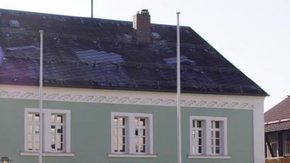 Bild: exb
Das Schönseer Rathaus, Sitz der Verwaltungsgemeinschaft Schönsee, hat künftig an einem Donnerstag im Monat bis 19 Uhr geöffnet. Dieser Beschluss wurde auf der VG-Sitzung mit einer Gegenstimme gefasst.