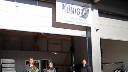 Bild: jma
Inhaber Heiko König (von links) mit Tochter Theresa und Bürgermeister Marcus Gradl.