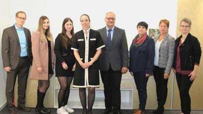 Bild: ewa
Notarin Dr. Claudia Greipl (Vierte von links) und ihr Team.