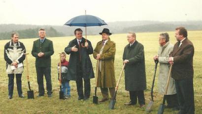 Archivbild: bjo
Der symbolische erste Spatenstich für das neue Winbucher Dorfgemeinschaftshaus (von links): der damalige Landtagsabgeordnete Armin Nentwig, Thomas Graf, Landrat Hans Wagner, Peter Czommer, Schmidmühlens Bürgermeister Manfred Puchta und Max Scholz.