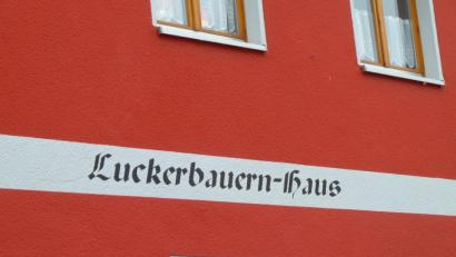 Bild: Portner
Hausnamen sind mit dem jeweiligen Anwesen untrennbar verbunden. Bis 20. November kann bei der Stadt ein kostenloses Hausnamen-Schild (35 mal 25 Zentimeter) bestellt werden.