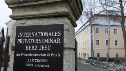 Bild: Armin Weigel
Im Priesterseminar der Piusbrüder in Zaitzkofen haben sich 30 Mitbrüder mit Corona infiziert.