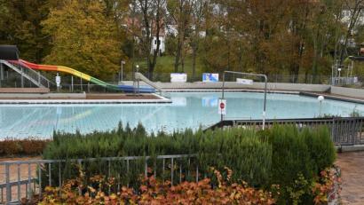 Bild: Petra Hartl
Seit einigen Wochen ist das Hockermühlbad geschlossen und befindet sich bereits in der herbstlichen Ruhephase. In den Jahren 2021 bis 2024 soll es teilweise saniert werden.