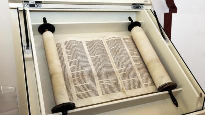 Bild: bmr
Wäre die Sulzbacher Synagoge 1938 nicht bereits profanisiert gewesen, hätte es für diese Sulzbacher Thorarolle wohl keine Rettung vor den Nazis gegeben.