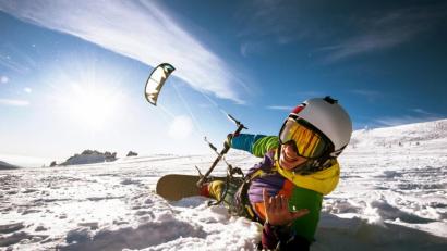 Bild: Stock.Adobe/Cppzone
Snow-Kiting ist beliebt - vor allem bei Sportlern, die ordentlich Speed aufnehmen wollen.