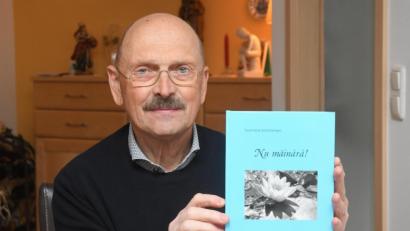 Bild: Gabi Schönberger
Ferdinand Schönberger (70) präsentiert sein zweites Buch mit dem Titel "Nu mäinårå!" (Noch mehr!) über Pirker Mundart. Bebildert hat er es mit eigenen schwarz-weißen Naturaufnahmen.