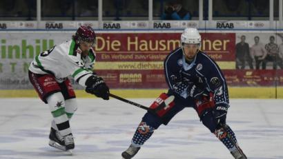 Archivbild: gb
Drittes Spiel, dritter Top-Gegner: Die Blue Devils treten am Dienstag zum Oberpfalzderby bei den Eisbären Regensburg an. Das Bild zeigt Tomas Rubes (rechts) im Auftaktmatch gegen die Starbulls Rosenheim (links Dennis Schütt). Die Weidener unterlagen Rosenheim mit 1:4, gewannen dann aber am Sonntag in Deggendorf mit 2:0.