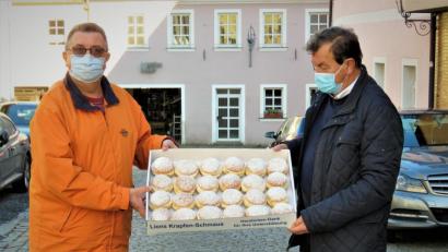 Bild: ubb
Lions-Präsident Hans-Jürgen Jokiel und Distrikt-Governor Franz Göhl (von links) haben am Montag einen ersten Blick auf die Boxen mit jeweils 24 Krapfen geworfen. Am Mittwoch werden unzählige solcher Boxen mit frischen Krapfen an die teilnehmenden Firmen und Behörden ausgeliefert.