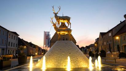 Bild: Alfred Härtl
Zwei goldene Hirsche zieren den Hirschauer Stadtbrunnen.