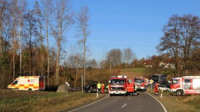 Bild: Roland Wellenhoefer
Auf der Staatsstraße 2172 zwischen Wildenau und Plößberg kam es am Freitagnachmittag zur Kollision zwischen einem Traktor und einem Auto.
