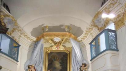 Bild: gm
Den schön restaurierten Hochaltar in der Ebermannsdorfer Johanniskirche erläutert Heimatpflegerin Christine Schormüler. Sie bezeichnet das geschichtsträchtige Gotteshaus als Kulturdenkmal.