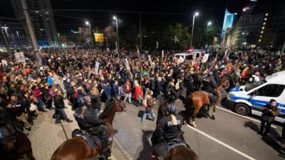 Bild: Sebastian Kahnert/dpa
Rund 20 000 Teilnehmer kamen zur "Querdenker"-Demo nach Leipzig.