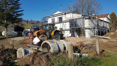 Bild: gi
Die Burgtreswitzer Feuerwehrleute wünschen sich goldene Herbststage, damit der Bau ihres neuen Gerätehauses noch vor dem Wintereinbruch unter Dach und Fach kommt.