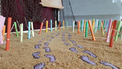 Bild: ads
Die in den kleinen Schriftrollen verpackten Sprüche erinnern daran, dass Gott für die Menschen da ist, dass er ihnen immer einen Schritt voraus ist und auch in schweren Zeiten an ihrer Seite steht. Die Aktion "Spuren im Sand – Gespräche mit Gott" ist eine Mutmachaktion in der nicht einfachen Corona-Ausnahmesituation.