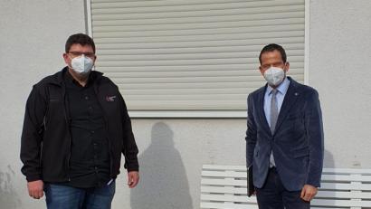 Bild: Sven Lehner, BRK Kreisverband Tirschenreuth/exb
Bundestagsabgeordneter Albert Rupprecht (rechts) bei seinem kurzen Besuch beim BRK-Kreisverband Tirschenreuth mit Kreisgeschäftsführer Holger Schedl.