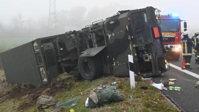 Bild: gf
Das Militärfahrzeug lag auf der Seite, als die ersten Helfer anrückten.