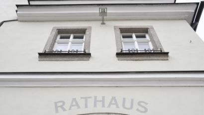 Symbolbild: Petra Hartl
Auch wenn die Freien Wähler Bedenken äußerten: Die Stadtratssitzung in Neustadt/WN findet am Dienstag, 10. November, im Pfarrheim statt. Aus dem Rathaus Neustadt (Bild) heißt es, dass etwa das Städtebauförderprogramm 2021 auf der Agenda steht.