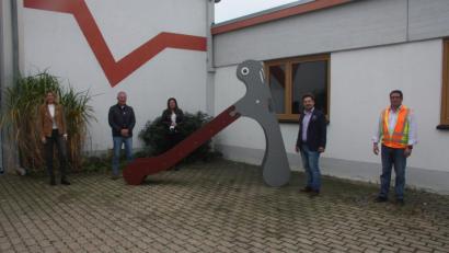 Bild: wro
Vorgestellt wurde das neue Spielgerät von Bauhofleiter Michael Klarner und Zweitem Bürgermeister Michael Dutz (von rechts).Den Ankauf unterstützten Barbara Forster und der Förderverein „D‘ Hankerler“, vertreten durch Hans Eichhammer und Michaela Thoma (von links).