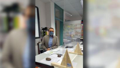 Bild: Manuel Sennert/exb
Der Vorsitzende des BLLV-Kreisverband Weiden, Manuel Sennert, hinter einer Acrylglas-Schutzwand.