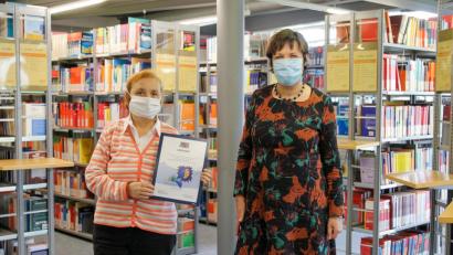 Bild: Schinner/OTH Amberg-Weiden/exb
Mitarbeiterin Monika Patuska (links) und Bibliotheksleiterin Christina Michel freuen sich über das erhaltene Gütesiegel.