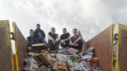 Bild: lep
Ganz schön anstrengend ist es, die Bündel Altpapier im Container zu verstauen. Trotzdem tun's hier die Burschen der Katholischen Landjugendbewegung Sassenreuth.