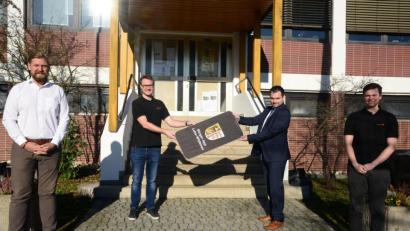 Bild: bey
Bürgermeister Sebastian Hartl (Dritter von links) freut sich über die Inbetriebnahme der Bürger-App des Marktes Luhe-Wildenau.. Simon Kirchner (Zweiter von links) hat die App federführend erstellt. Valeo-Geschäftsführer Bastian Braun (links) findet vor allem die Möglichkeit, dass Bürger simpel Informationen ins Rathaus melden können, positiv.