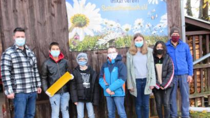 Bild: ph 
Stolz präsentieren die Schüler der AG Bienen das geerntete Wachs. Fachlehrer Dominic Lohr und Imker Johann Pilarski begleiteten die Arbeiten.