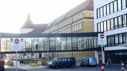 Bild: Gabi Schönberger
Die Kliniken Nordoberpfalz AG befindet sich in einer Übergangsphase. Mit mehr Eigenkapital und neuen Eigentumsverhältnissen soll nicht nur das Haus in Weiden, zu dem auch das ehemalige Augustiner-Seminar (im Hintergrund) gehört, erhalten bleiben.