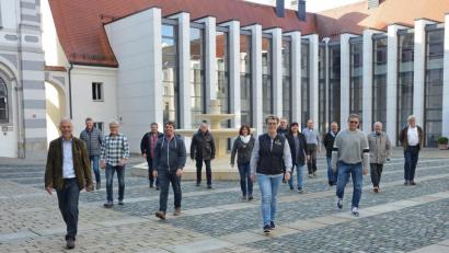 Bild: nza
Bürgermeisterin Marion Höcht (vorne mittig) mit ihrem Gemeinderat auf Klausur in Waldsassen. Professionelle Unterstützung von Wolfgang Grubwinkler (vorne links) und Torsten Zink (hinten rechts) aus Eggenfelden.