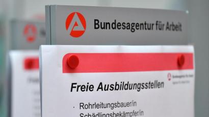 Symbolbild: Martin Schutt/dpa
Kein Ausbildungsplatz im Wunschberuf? Oder kein Wunsch-Jugendlicher für den Ausbildungsplatz? Die Agentur für Arbeit Weiden weiß um die Nöte - und die Vermittlungsverzögerungen wegen Corona.