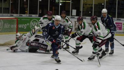 Bild: gb
Die Blue Devils unterlagen am Freitag zum Saisonauftakt den Starbulls Rosenheim mit 1:4. Hier haben Dennis Palka und Marius Schmidt (rechts) gegen die Übermacht der Gäste das Nachsehen.